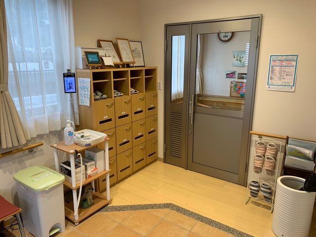 スタッフイメージ エントランス 落ち着いた雰囲気の空間で、整理整頓が行き届いています。利用者の安心を支えます。