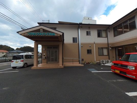 モダンな施設の外観