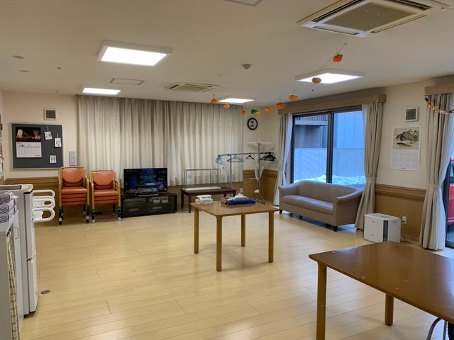 広々としたラウンジ ラウンジ 広々とした明るい空間で、自然光が降り注ぎます。リラックスしながらくつろげる環境です。