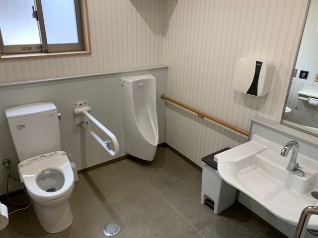 安全な設備が整ったトイレ トイレ 手すりや広めのスペースがあり、安全に配慮した使いやすいトイレです。