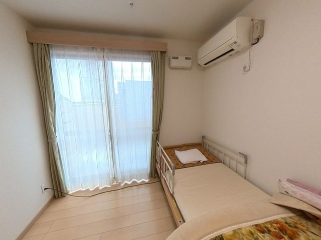 畳のある居室 居室 畳敷きの部屋には、窓から自然光が差し込みます。エアコンも完備され、快適に過ごせます。