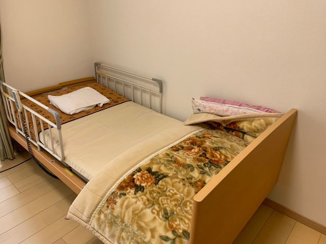 ベッドのある居室 居室 ナチュラルな床とシンプルなベッドが配された心安らぐ空間です。快適に過ごせる個室となっています。