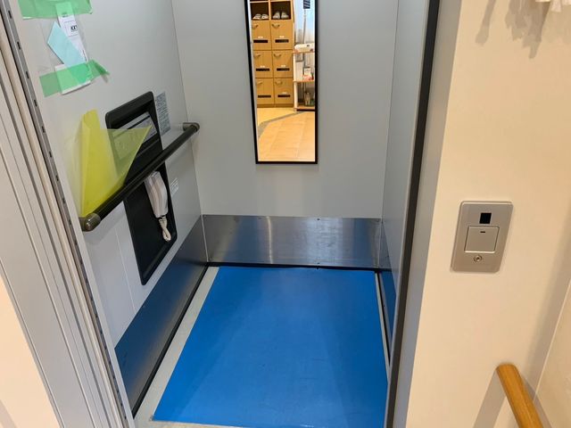 安全な操作が可能なエレベーター エレベーター 車椅子をご利用の方でも安全に利用できるエレベーターです。手すりも設置されています。