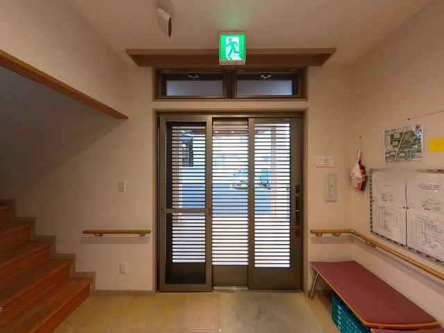 手すり付き出入り口廊下 廊下 手すりが設置された出入り口は、安全に使えるよう配慮されています。掲示板も設置されており、情報が確認しやすい環境です。