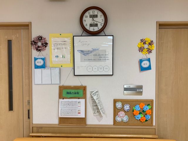 掲示物のある廊下 掲示物 掲示物が並ぶ壁です。情報を常に確認しやすい環境が整っています。