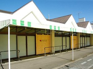 外観の建物入口  
