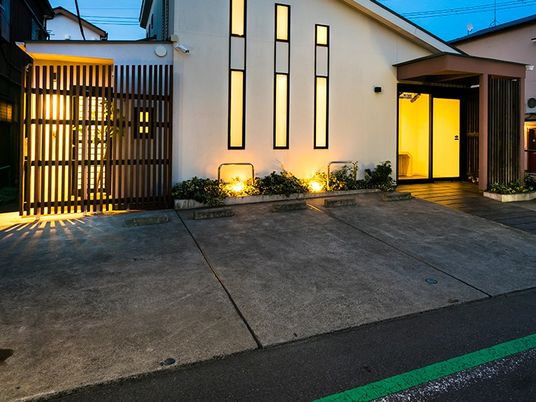 夕景の施設外観  