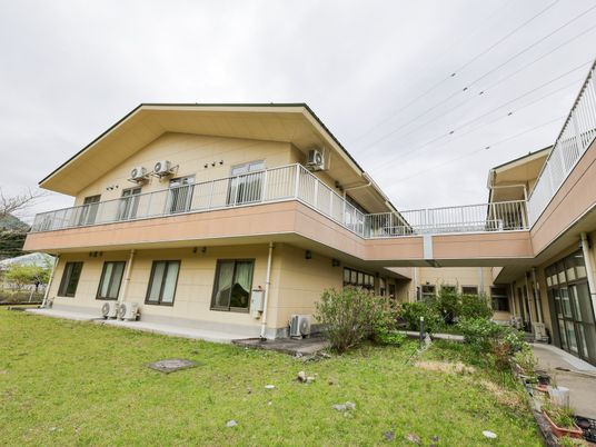 広い庭のある建物