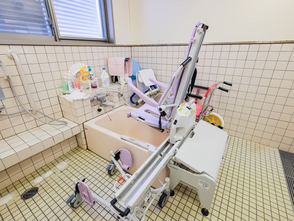 入浴サポート設備の浴室
