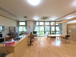 窓の多い明るい共有スペース