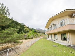 自然に囲まれた建物外観