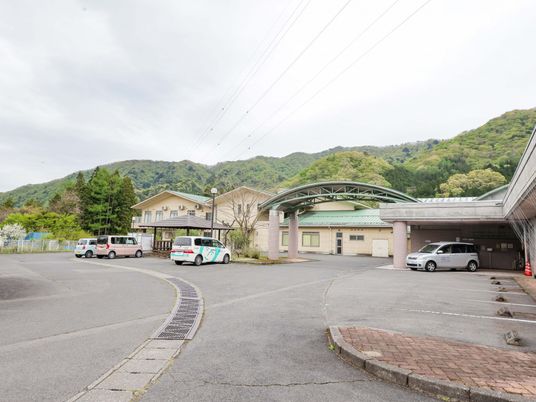 山に囲まれた建物の外観
