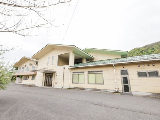 広い建物の外観