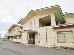 落ち着いた外観の建物