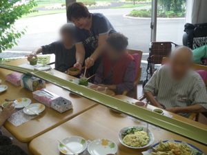 明るい食事スペース