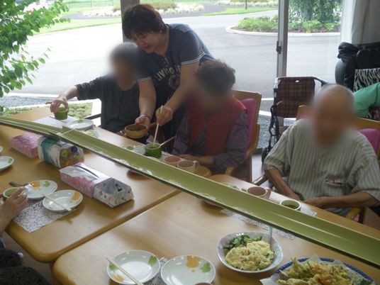 明るい食事スペース