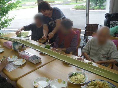 明るい食事スペース