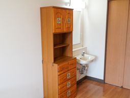 洗面台と木製キャビネット