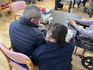 スタッフと高齢者の交流