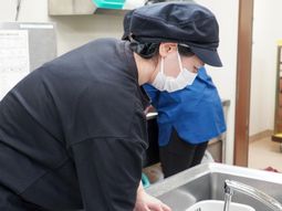 スタッフが調理を支援