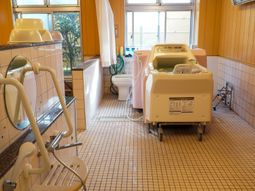 設備が整った明るい浴室