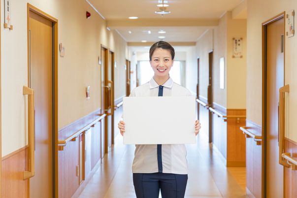 笑顔のスタッフ廊下立ち