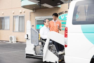 車イス利用者とスタッフ