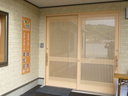 木目調のエントランス  