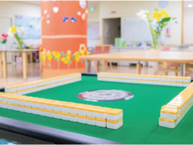 テーブルの多目的室 多目的室 リラックスして楽しめる、明るいテーブルのあるスペースです。多様な活動が可能です。