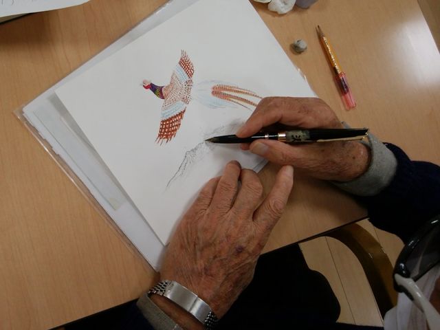 絵を描く手元の様子 多目的室 利用者がリラックスしながら絵を描ける、穏やかな雰囲気の空間です。アート活動が楽しめます。
