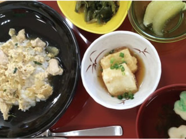 配膳された料理 料理 栄養バランスを考えた多彩なメニューが提供され、居住者の健康をサポートします。