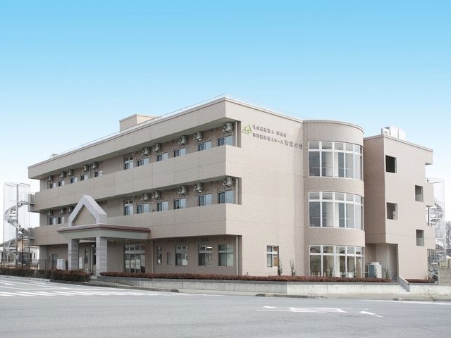 無人の建物外観 外観 広々とした建物は、光が反射する大きな窓で明るさが感じられます。落ち着いた色合いです。