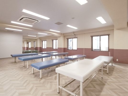 明るい機能訓練室  
