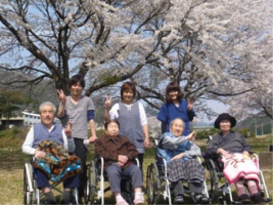 桜並木と笑顔の集合