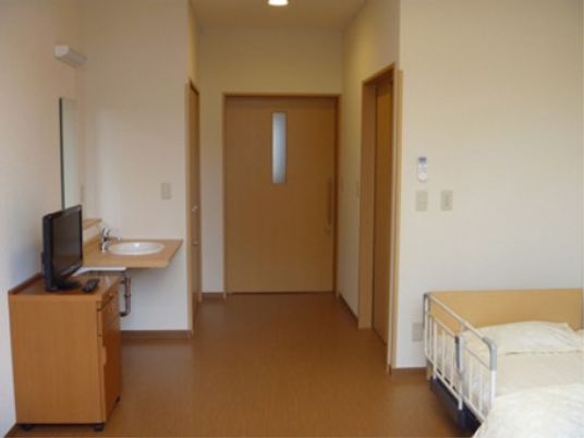 居室の入口とベッド