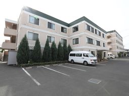 建物の前の駐車場