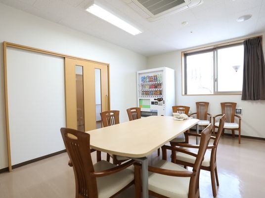 清潔な共有ダイニング