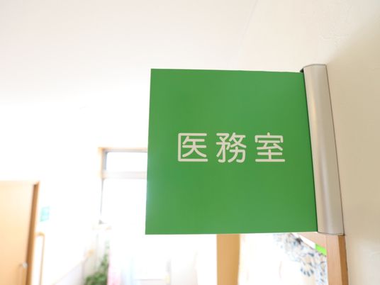 緑の掲示物壁面に