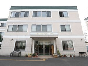 清潔感あるエントランス外観