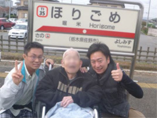 バス停で笑顔の三人