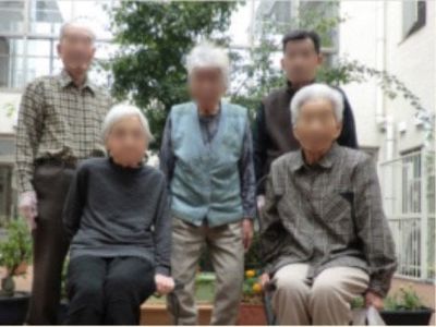 中庭で寛ぐ人々