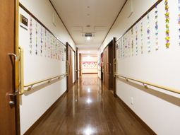 廊下に飾られた折り鶴