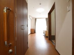 落ち着いた色合いの居室