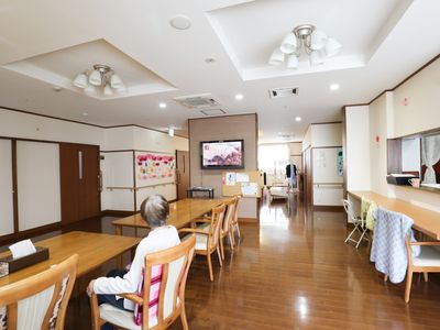 広々とした明るい食堂