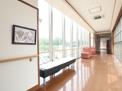 明るい廊下とベンチ