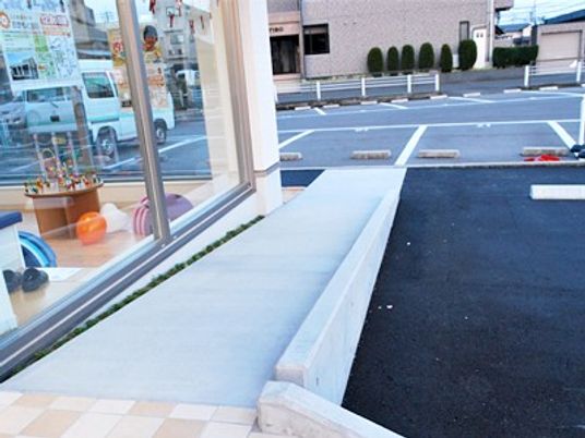 建物前のスロープ外観  