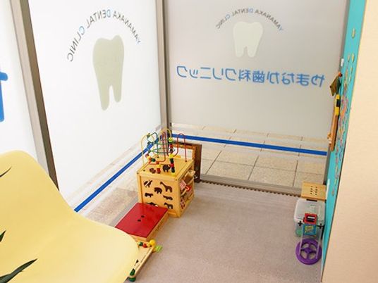 キッズ遊具のある診療室  
