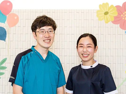 スタッフ2人の笑顔  
