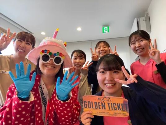 笑顔のスタッフ集合の多目的室  