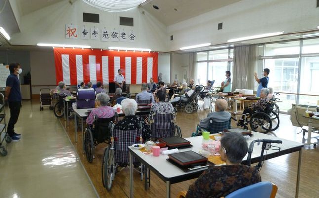 地域交流が行われる室内